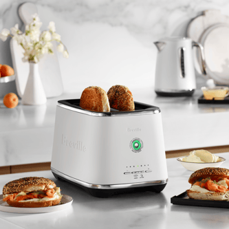Lifestyle image of the Eye Q™ Auto 2 Slice in colour Sea Salt