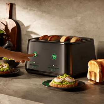 Lifestyle image of the Eye Q™ Auto 4 Slice in colour Noir Launch Edition