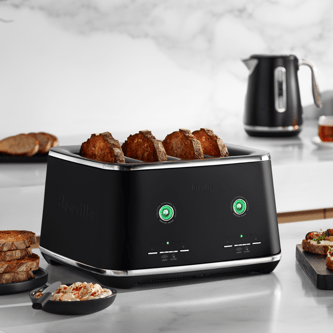Lifestyle image of the Eye Q™ Auto 4 Slice in colour Black Truffle