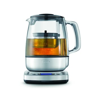 Front view of kettle with tea brewing.