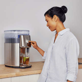 Lifestyle image (making iced tea)